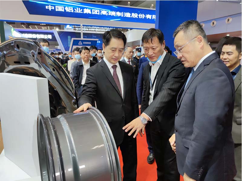 鋁板廠家_全國政協(xié)常委、中國有色金屬工業(yè)協(xié)會黨委書記葛紅林等領導到公司展位參觀指導